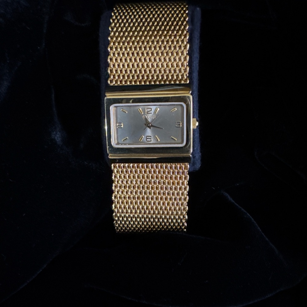 Elegant Gold Mesh Women's Watch